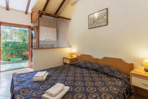 波雷奇Mugeba Club Residence的一间卧室配有一张床,上面有两条毛巾