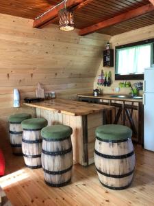 新瓦罗什Vikendica Pustolov - Uvac, Zlatar的小木屋内的厨房设有酒吧和凳子