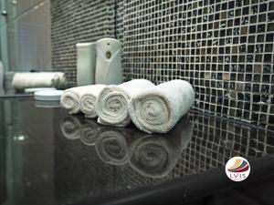 达拉万度乐维斯布朗库拉酒店的浴室内一个柜台上的一组滚毛巾