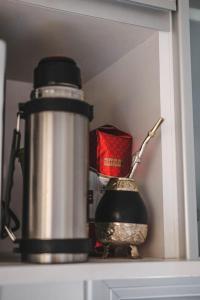 波萨达斯Departamento amplio, nuevo y céntrico的放在架子顶上的咖啡壶