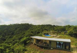 Bejuco科利纳普拉维斯塔住宿加早餐旅馆的森林中间房屋的空中景观