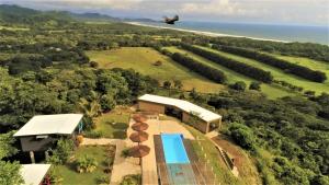 Bejuco科利纳普拉维斯塔住宿加早餐旅馆的飞机飞越一个带游泳池的房子