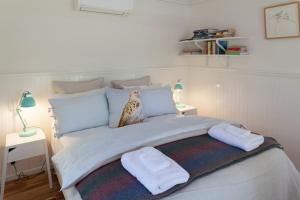 凯恩顿Bird House的一间卧室配有一张大床和两条毛巾