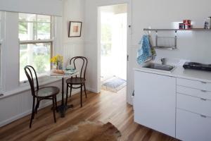 凯恩顿Bird House的厨房配有桌椅和水槽。
