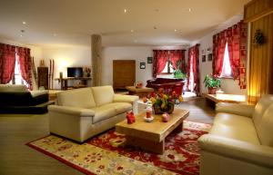 拉特乌伊莱波顿迪奥尔疗养酒店的带沙发和咖啡桌的客厅