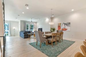 新奥尔良Bienville Villas: Brand New 4BR的用餐室以及带桌椅的起居室。