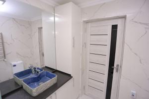 Newly Renovated Modern 2 Bed Apt Near Gur-e-Amir的一间浴室