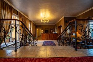 蒂米什瓦拉雷斯登塞酒店的房屋内带楼梯的走廊