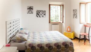 阿斯科利皮切诺MeraVilla的一间卧室设有一张大床和一个窗户。