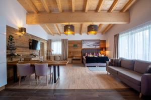 洛伊塔施Hotel Alpennest的客厅配有沙发和桌子