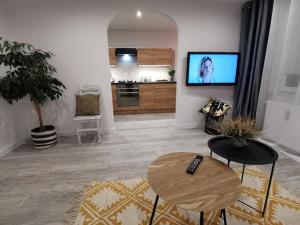 萨诺克Apartament Sobieski的客厅配有平面电视和桌子。