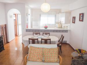 科尼尔-德拉弗龙特拉Conilplus Duplex RIO ROCHE的厨房以及带桌椅的用餐室。