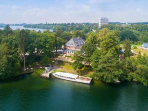 布隆Lake House Plön的河流上船只的空中景观