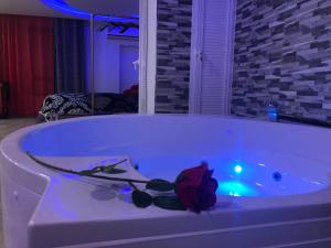 阿尔赫西拉斯Loft romántico的中间的白色浴缸,玫瑰花