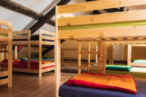 托尔拉Refugio de Bujaruelo的宿舍间设有两张双层床,