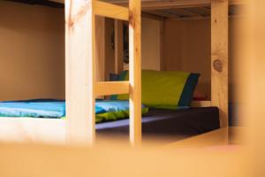 托尔拉Refugio de Bujaruelo的双层床配有蓝色和绿色枕头