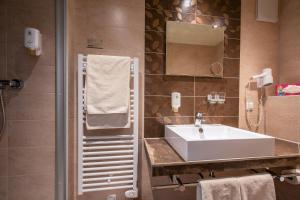 巴特克森尹斯科别墅弗莱尔酒店的一间带水槽和镜子的浴室
