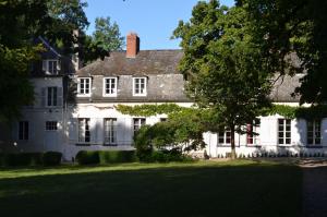 Forest-MontiersB&B La tour blanche的前面有一棵树的白色房子