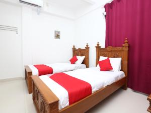 Super OYO 89435 Nusantara Group Hotel客房内的一张或多张床位