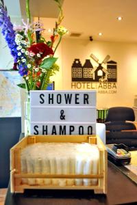 阿姆斯特丹阿巴酒店 的花桌上的淋浴和洗发水标志