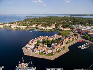 奥德多普Center Parcs Port Zélande beach的水中岛上家的空中景观