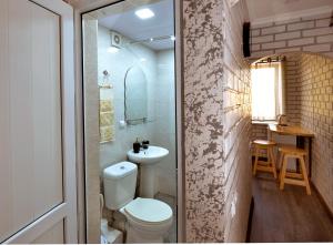 久姆里KAYARAN home的一间带卫生间和水槽的小浴室
