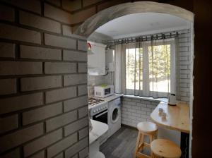 久姆里KAYARAN home的厨房设有砖墙和炉灶。 顶部烤箱