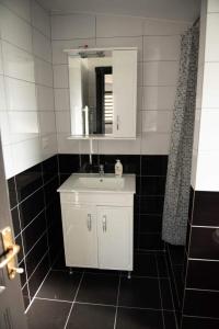 锡盖图马尔马切伊Casa Florus的浴室设有白色水槽和镜子