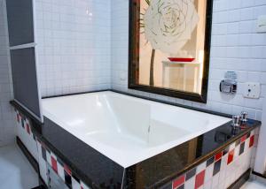 布吕斯克Shampoo Prime Motel的一间带水槽和镜子的浴室