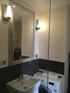 加茨比亚格拉Apartament Neptun的一间带水槽和镜子的浴室