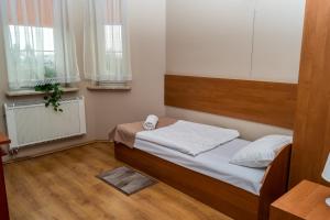 弗热希尼亚Dworek Zacisze的一间小卧室,配有床和2个窗户