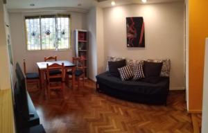 布宜诺斯艾利斯Departamento Unico en Recoleta !! Ubicacion Excelente.的客厅配有沙发和桌子