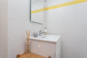 辛特拉MouraLua的白色的浴室设有水槽和镜子