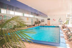 基姆湖畔普林莱因哈特花园酒店的棕榈树建筑中的一个大型游泳池