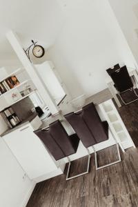 奥利希Apartment Strandnüst的享有带椅子和时钟的客厅的顶部景色。