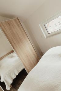 奥利希Apartment Strandnüst的一间卧室配有一张床和天窗