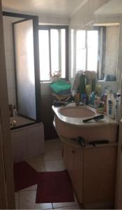 维纳德马Muelle Vergara view的一间带水槽和镜子的浴室