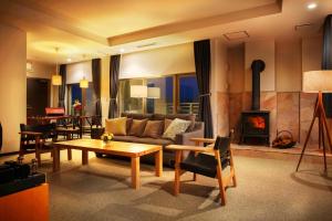 函馆康考迪亚别墅Spa度假酒店的带沙发和壁炉的客厅