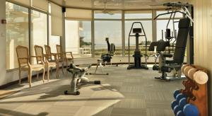 班戈卡斯特克拉拉海水浴和Spa酒店的大楼内带跑步机和健身器材的健身房