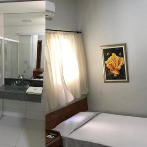 乌贝兰迪亚Hotel Itamarati的一间卧室配有一张床,浴室设有水槽