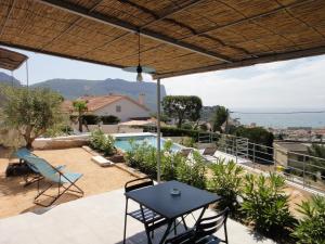 Home Cassis - Maison Mediterranée - Piscine chauffée的阳台或露台
