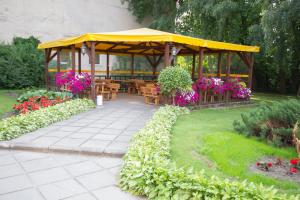 希卢泰戴姆斯酒店的花园内带桌子和鲜花的凉亭