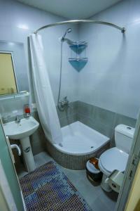 布哈拉Hotel Rudakiy Bukhara的带浴缸、卫生间和盥洗盆的浴室