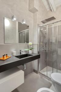 坎诺比奥皮罗尼酒店 的一间带水槽和淋浴的浴室