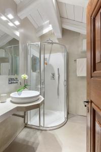 坎诺比奥皮罗尼酒店 的带淋浴和盥洗盆的浴室