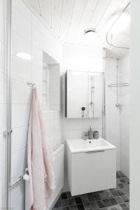 赫尔辛基Home Studio Maria的白色的浴室设有水槽和镜子