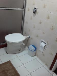 坎波斯杜若尔当Suíte bem localizada.的一间带卫生间和垃圾桶的浴室