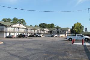 塔斯卡卢萨Americas Best Value Inn Tuscaloosa的大型建筑前的停车场