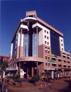 科泽科德Keys Select by Lemon Tree Hotels, Malabar Gate, Kozhikode的前方设有市场中心的大型建筑