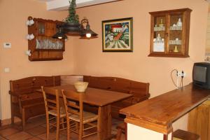 莫利纳塞卡Casa Rural La Torre De Babel的一间带木桌和椅子的用餐室